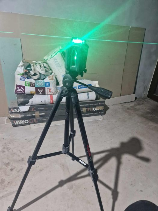 Laser Bosch cu trepied