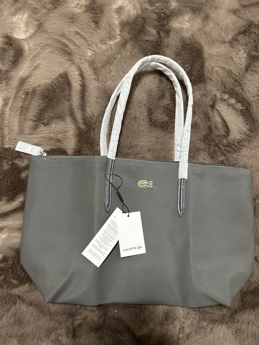 Geanta noua, cu eticheta