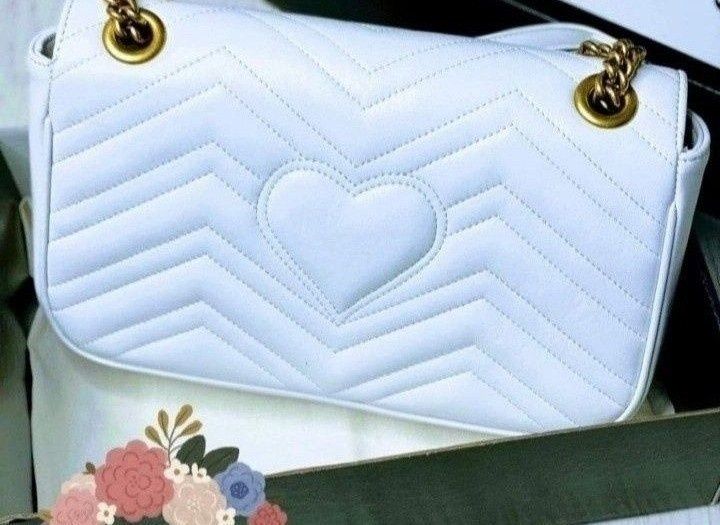 Geanta damă alb imaculat,logo metalic auriu mat, saculet inclus