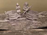 Superbe 2  jardiniere cu personaje din portelan biscuit-Italia