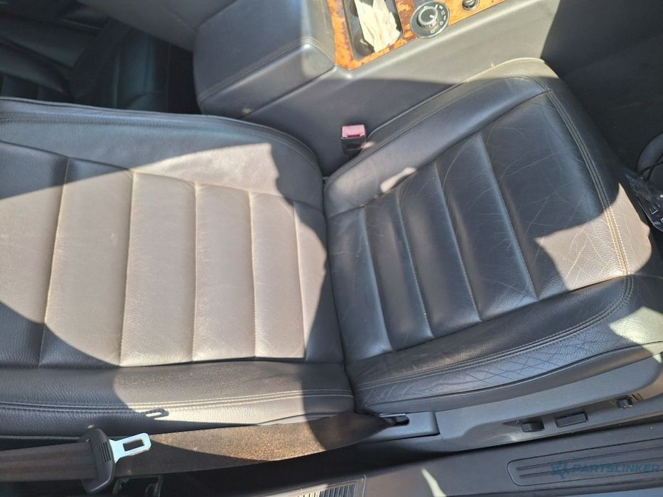 Scaun fata  pasager dreapta electric incalzit piele VOLKSWAGEN TOUAREG 7LA, 7L6, 7L7 2002 - 2013  7L6881806CE / 8E0881158K