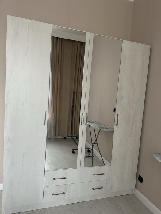 Шкаф в хорошем состоянии, с полками.