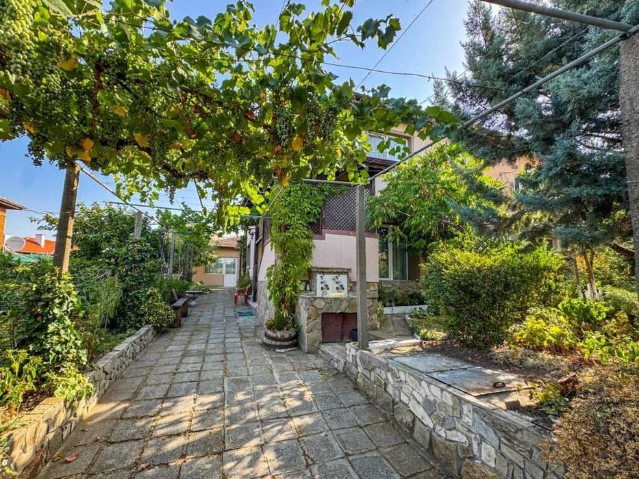 Уютна двуетажна къща с парцел в Средец, област Бургас