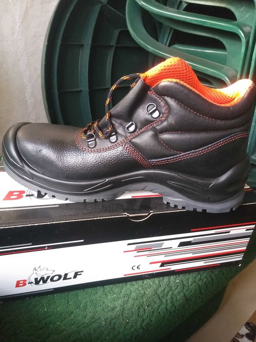 Работни обувки с метално бомбе и пластина размер 42