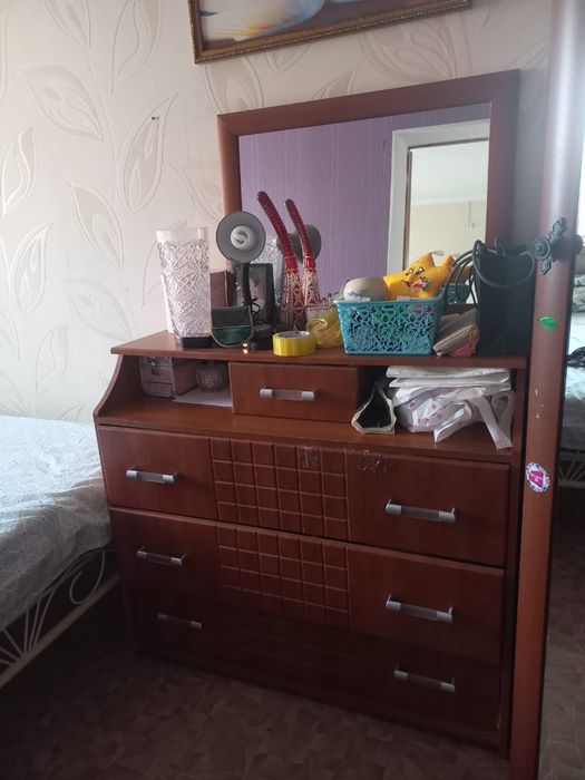 Продам комод с зеркалом за 20000,угловой шкаф за 25000,шкаф 5000,тум