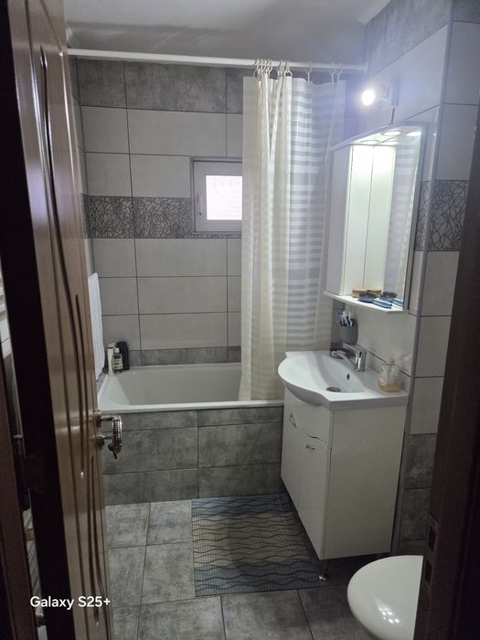 Închiriez, in regim hotelier, apartament cu  3 camere complet mobilat