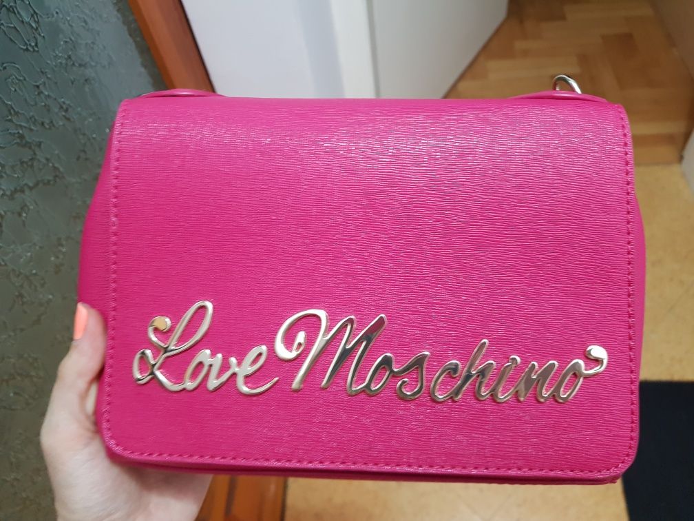 Нова оригинална чанта love moschino