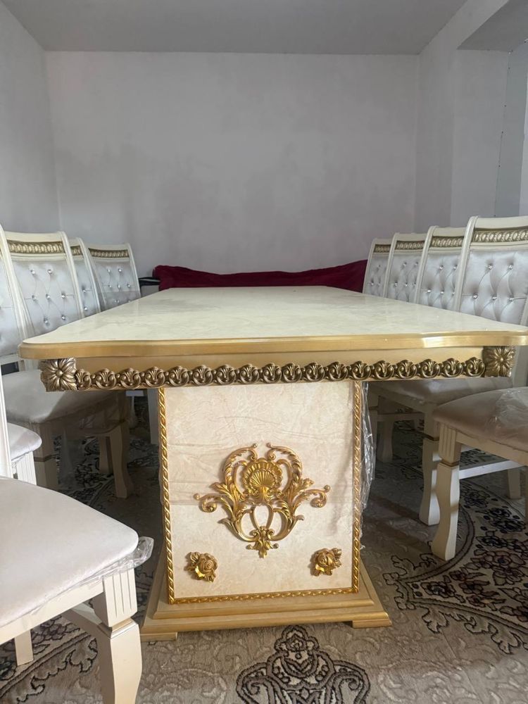 Продаеться стол со стульями