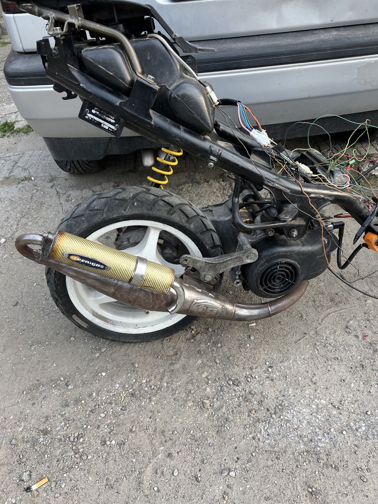 Продава се Yamaha Aerox 100 всичко се дава на части за повече инфо лс