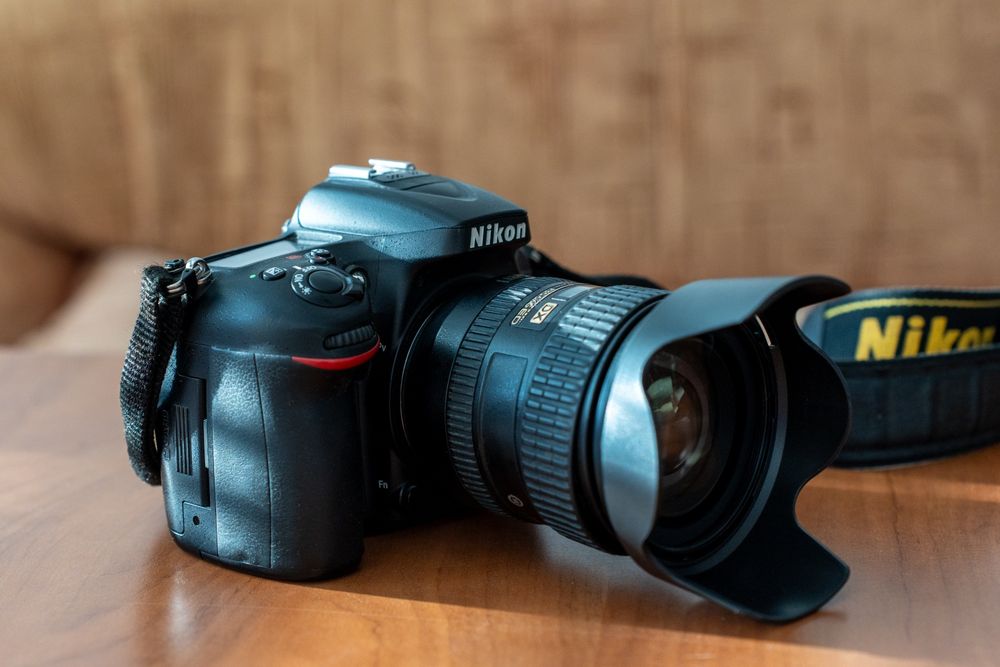 Nikon D7100 + обектив 16-85 mm + светкавица