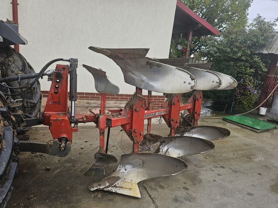 Vând plug reversibil huard tr65 cu 3 capuri .