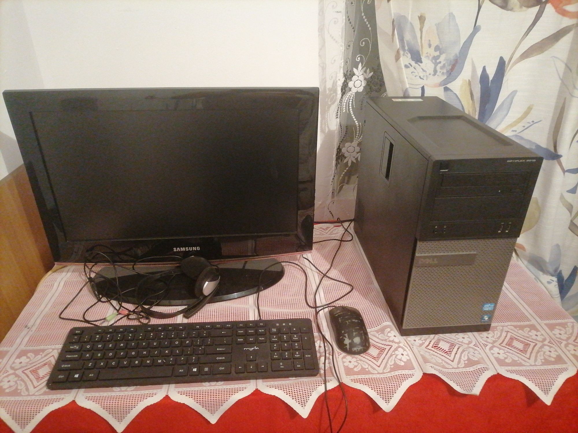 Vand pc intreg cu tot cu mouse tastatura si caști