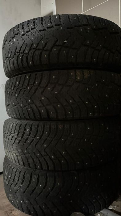 Продам шипованую резину 215/65/16