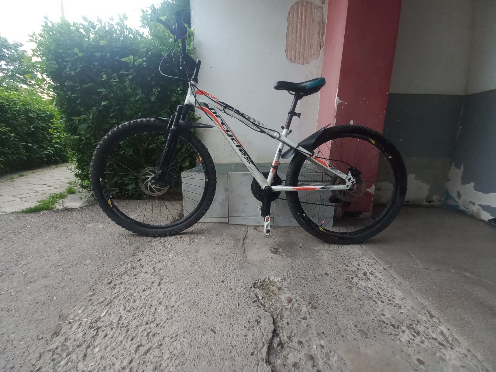 Vând bicicleta  preț ușor negociabil