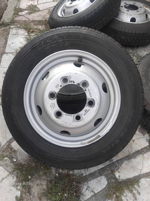 Гуми с джанти за камион