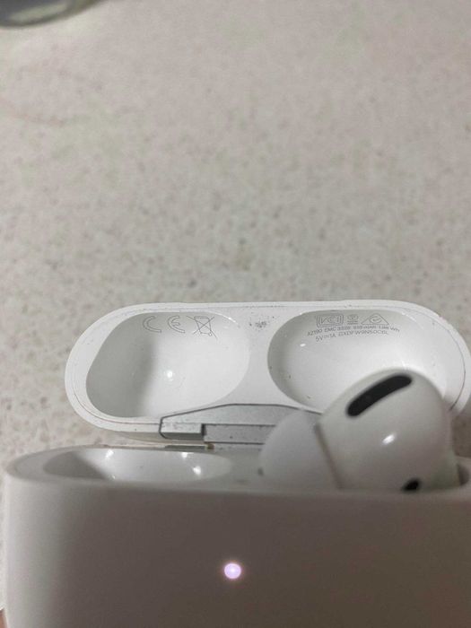 air pods pro първа  генерация (само дясна слушалка)