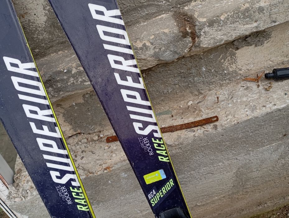 De vânzare schiuri și clăpari