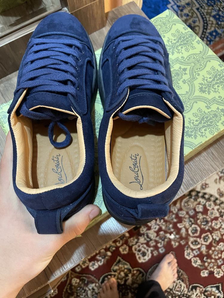 Louboutin uslubidagi zamonaviy oyoq kiyim