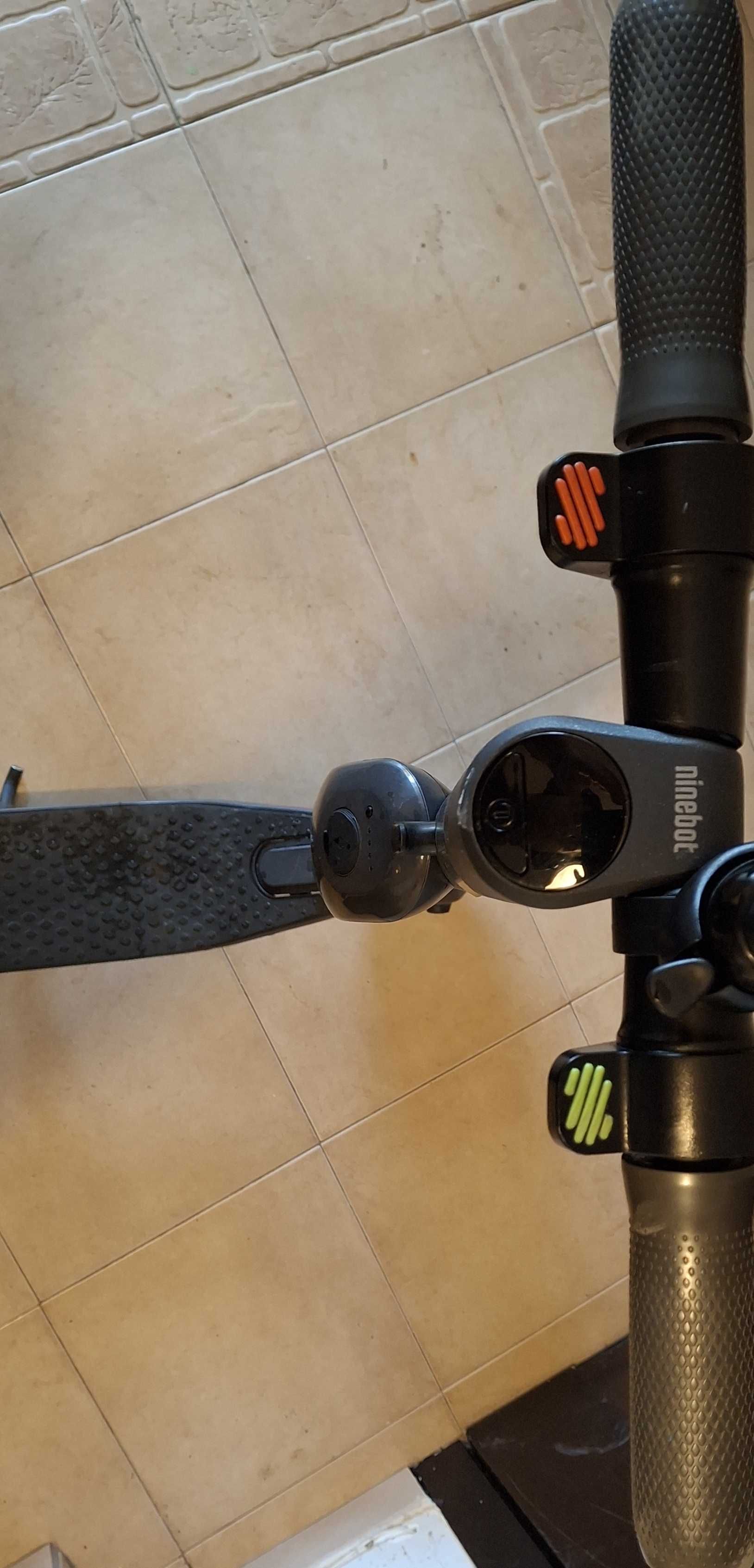 Електрическа тротинетка Ninebot KickScooter E25E + външна батерия