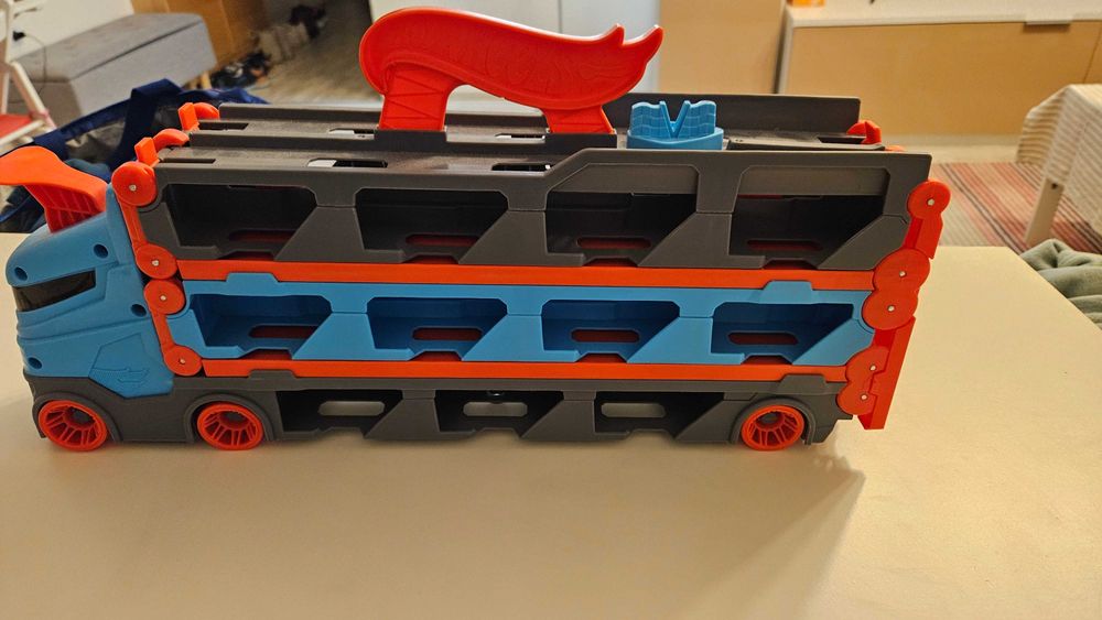 Camion hotwheels, spalatorie hotwheels