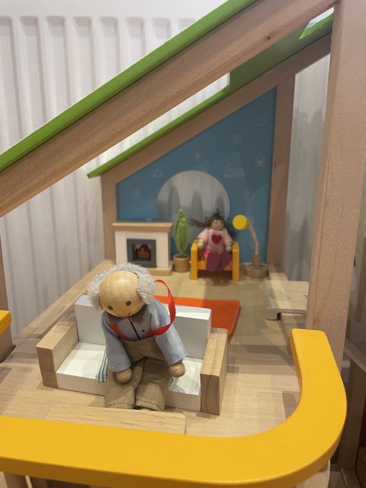 Căsuța de păpuși din lemn natural Hape