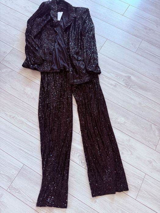 Черен костюм с етикет