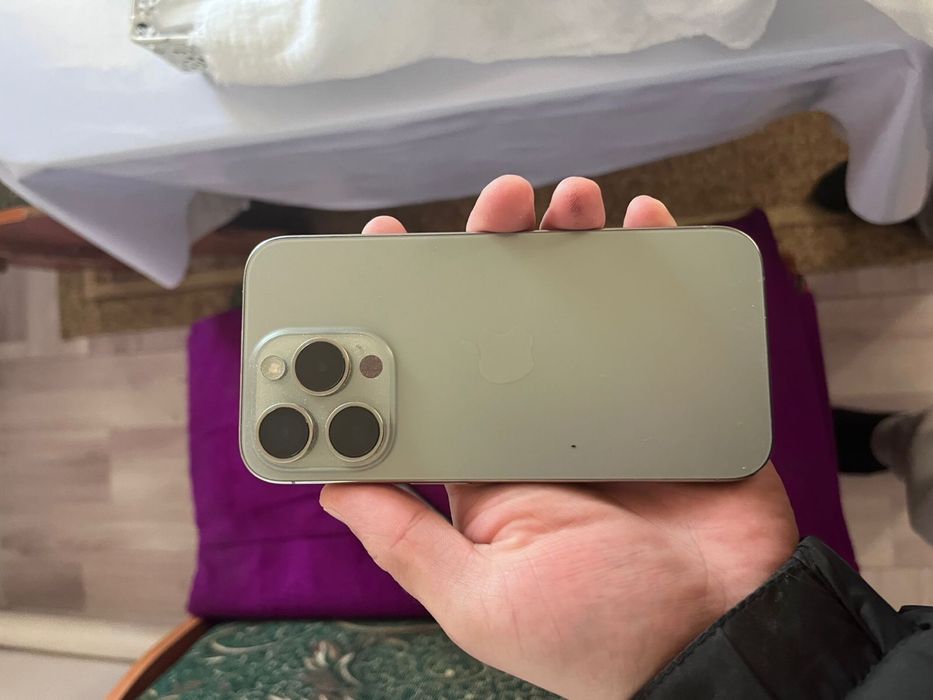 Iphone 15 pro с документом