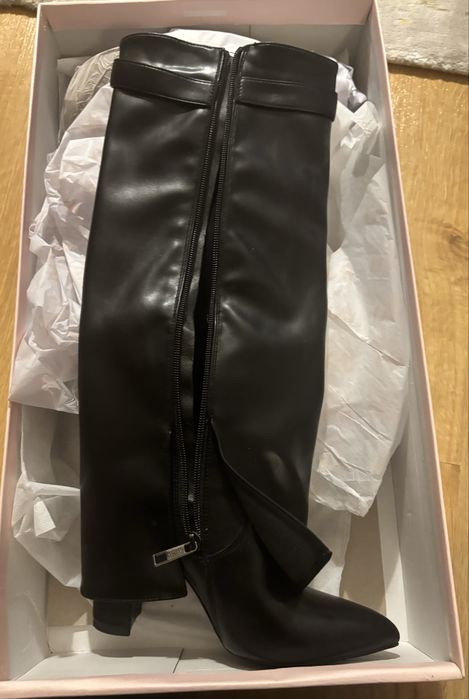 Високи ботуши с  ток