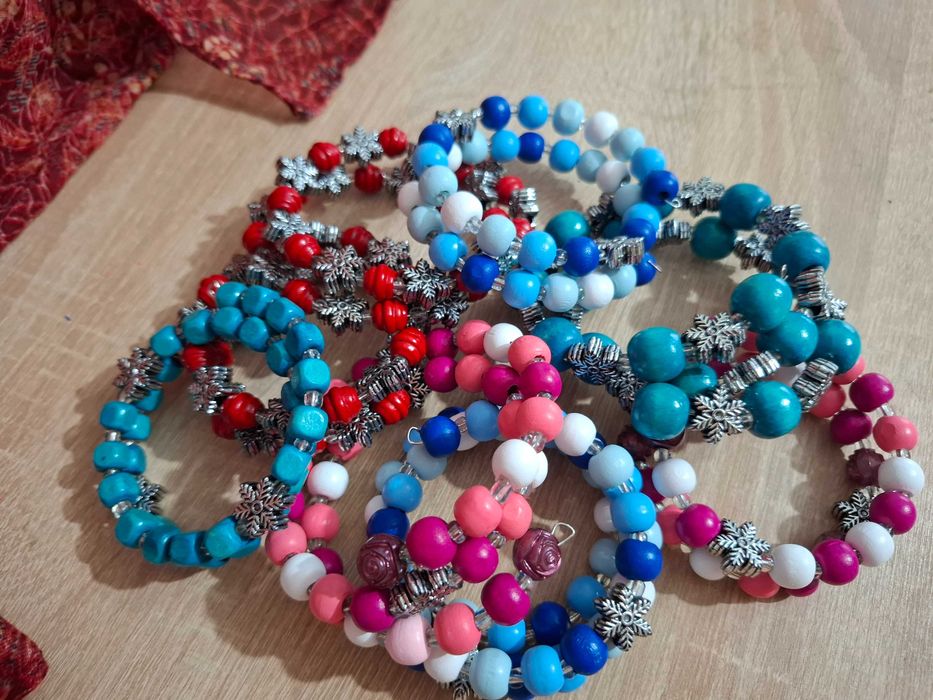 комплекти  гривни и колие  " Снежинки "