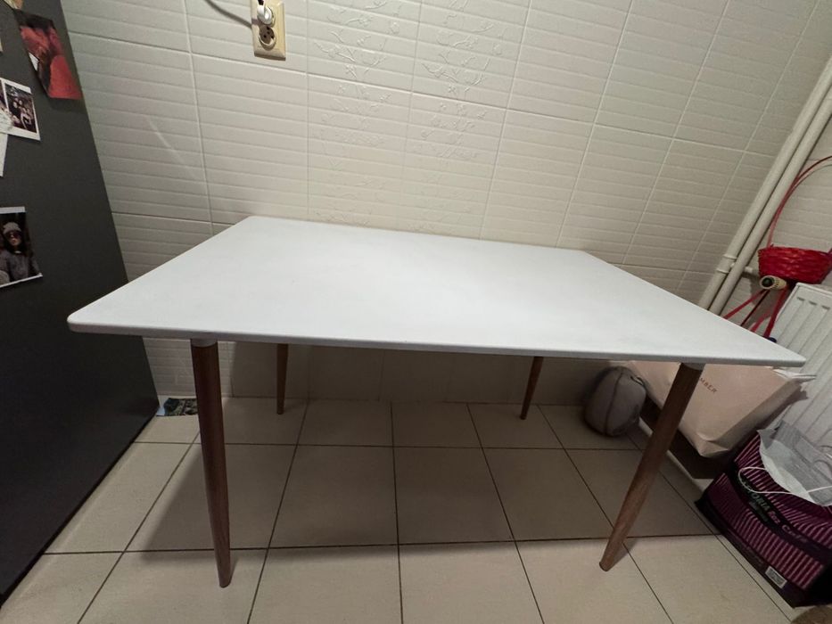 Masa modera cu doua scaune