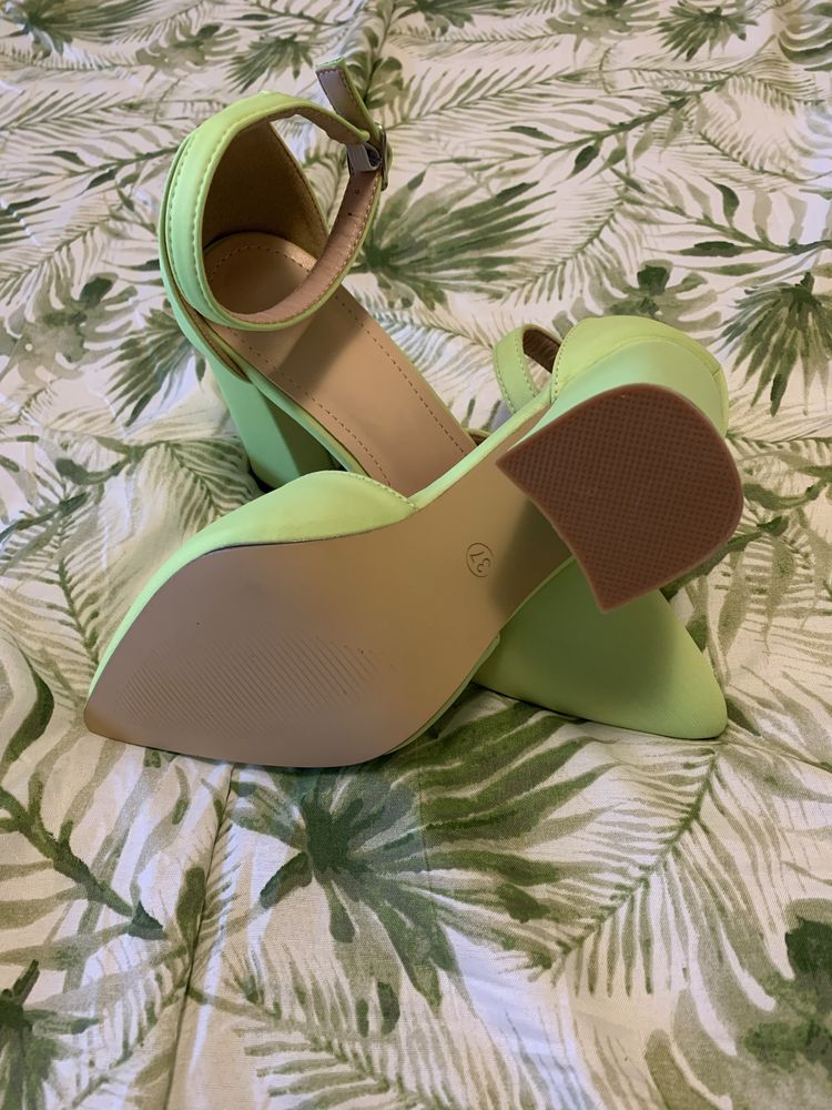 Нови дамски обувки на ток в цвят неон