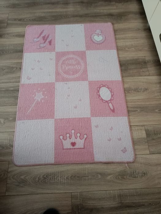 Vand 2 covoare special pentru camera copiilor 80/120 cm