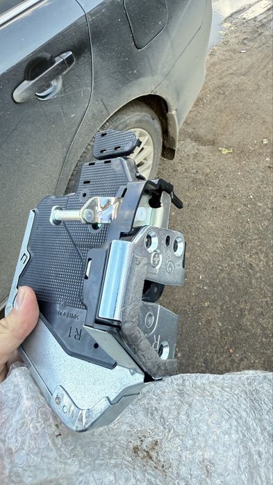 Замок задней левой двери от крузака 200