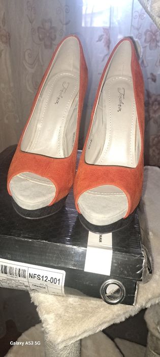 Обувки с висок ток