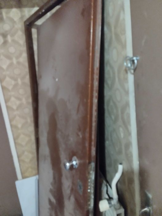 Продавам метална врата