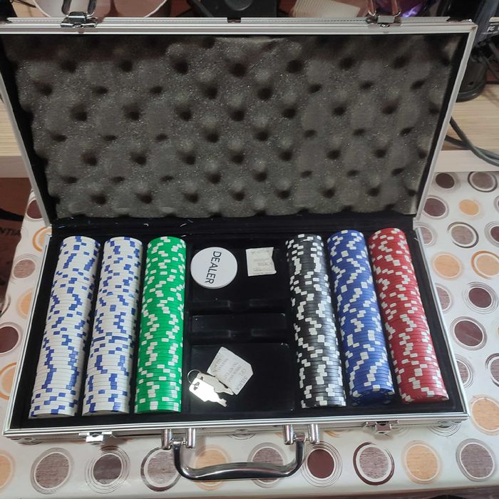 Trusa poker 300 jetoane