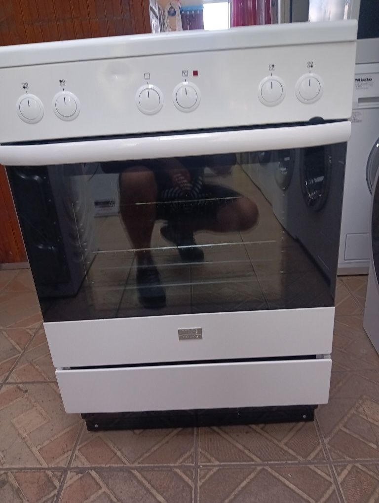 Като нова свободно стояща печка с керамичен плот Voss Electrolux