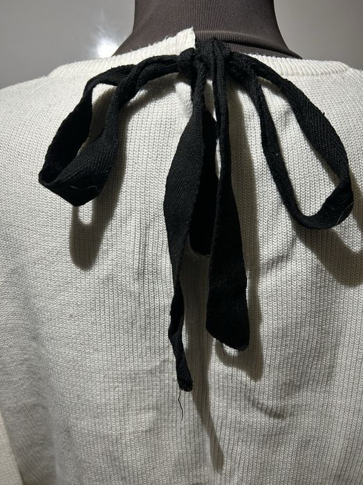 Комплект: Бяла плетена блуза + зимна шапка с пухче