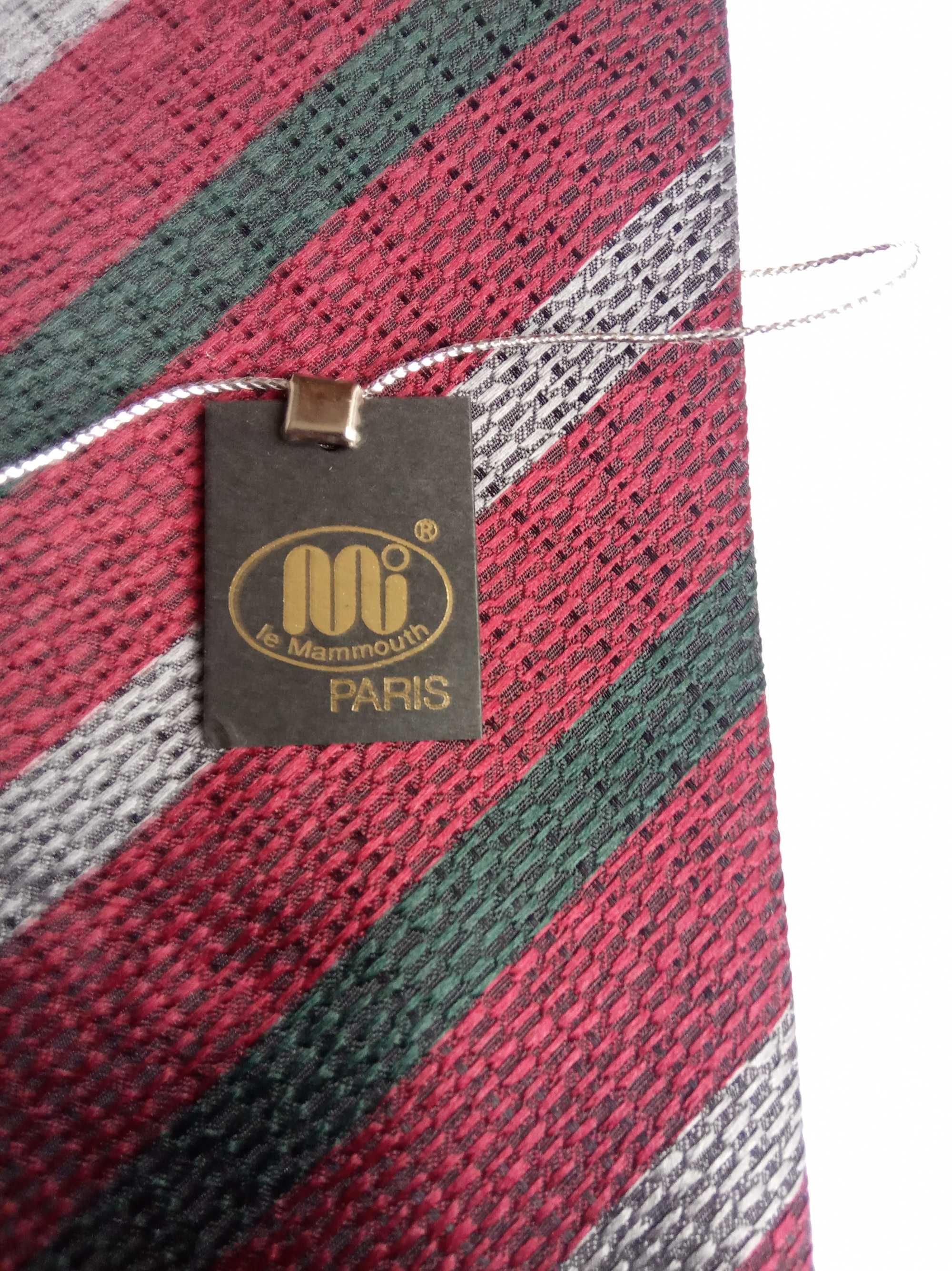 Продавам френска копринена вратовръзка.