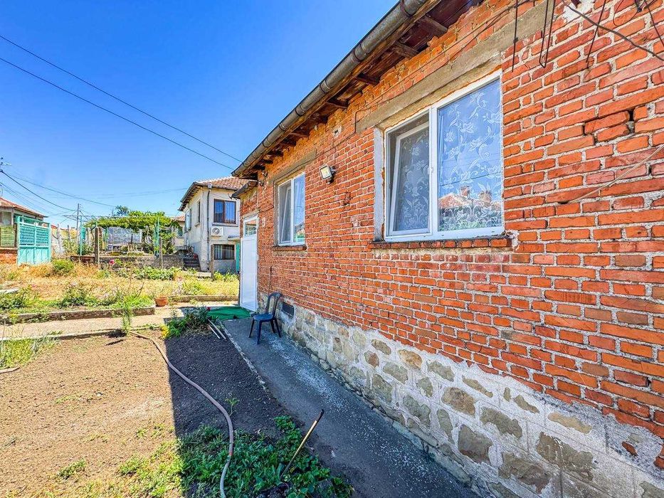 Двуетажна къща с двор в центъра на град Средец, област Бургас