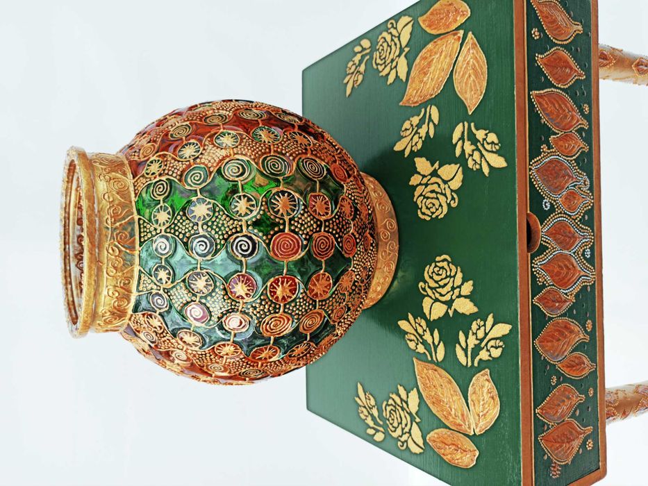 Малък скрин-шкаф, с чекмедже и ваза за сухи цветя.