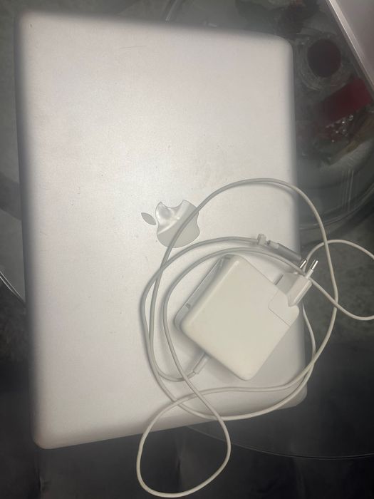 Продавам MacBook Apple