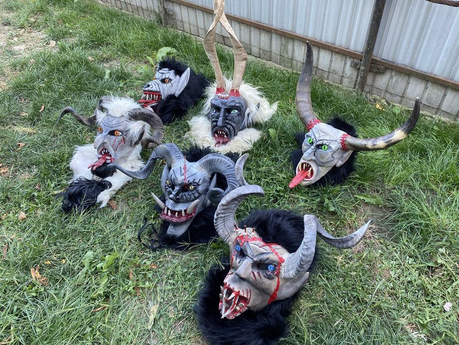 Măsti Krampus sculptate in lemn