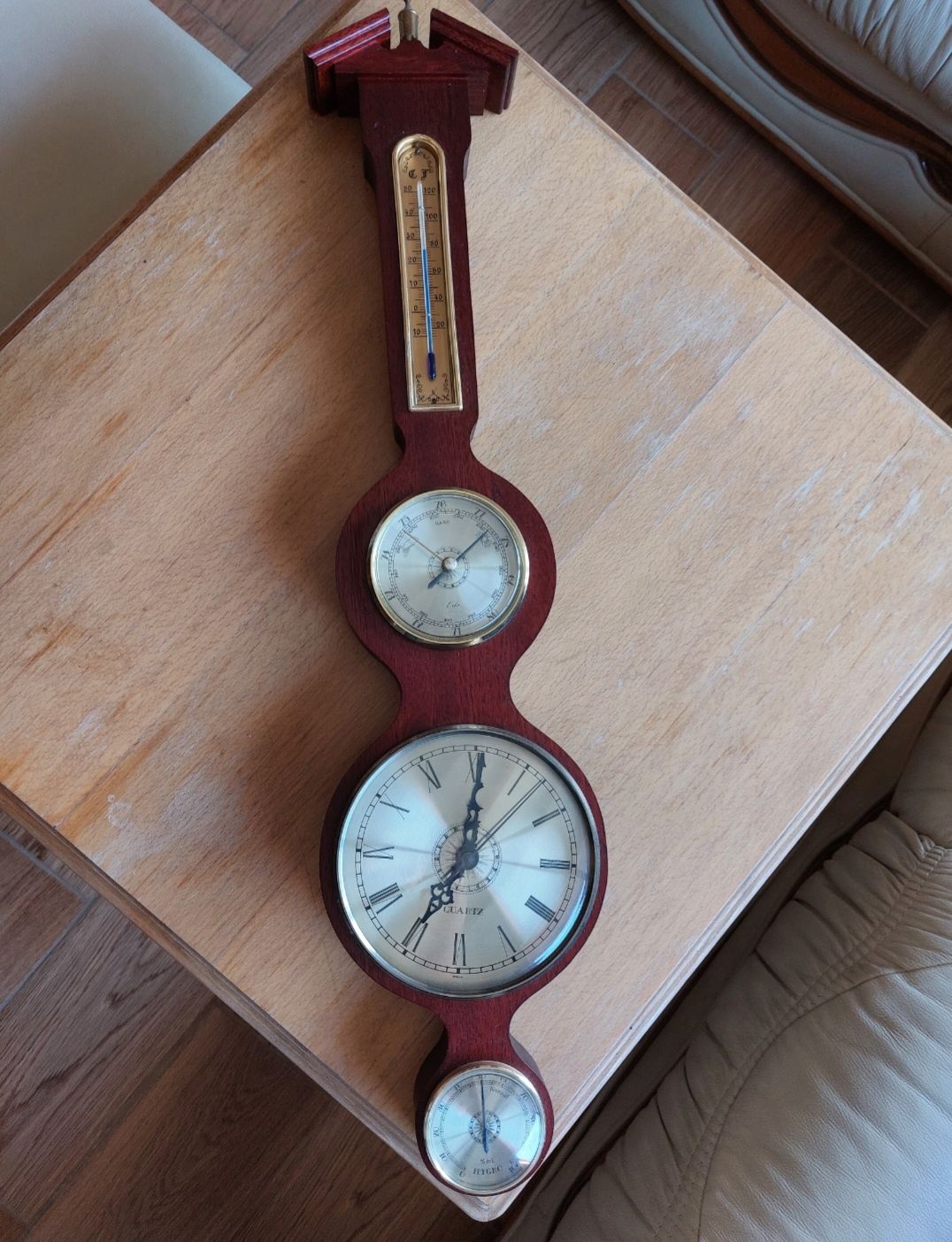 Старинен дървен часовник,с термометър