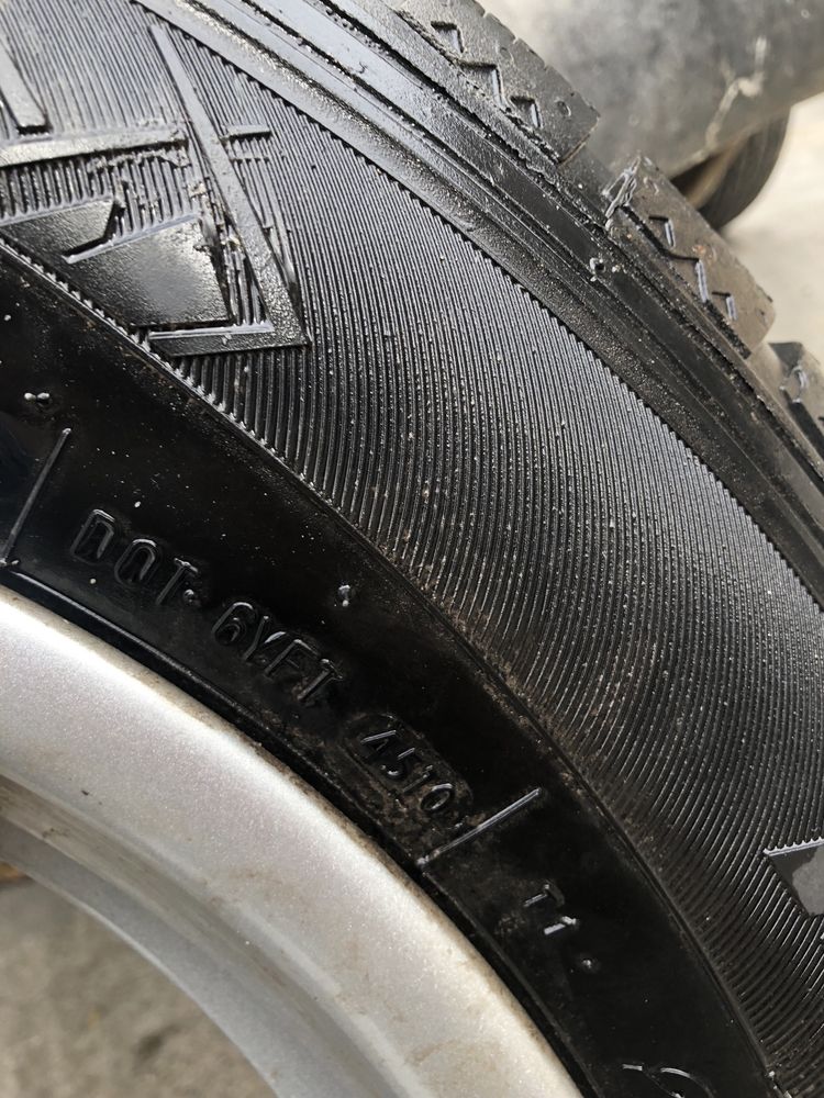 Много запазени 3 бр. зимни гуми с оригинални джанти за ауди