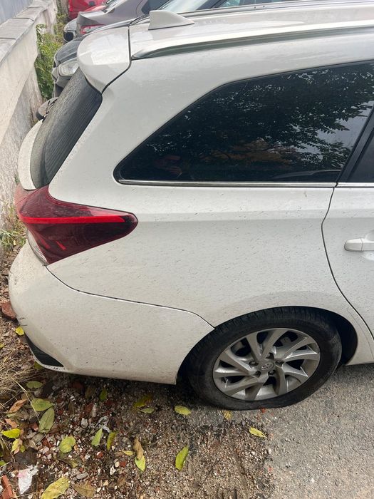 Vând toyota auris hibrid avariat 12.2016