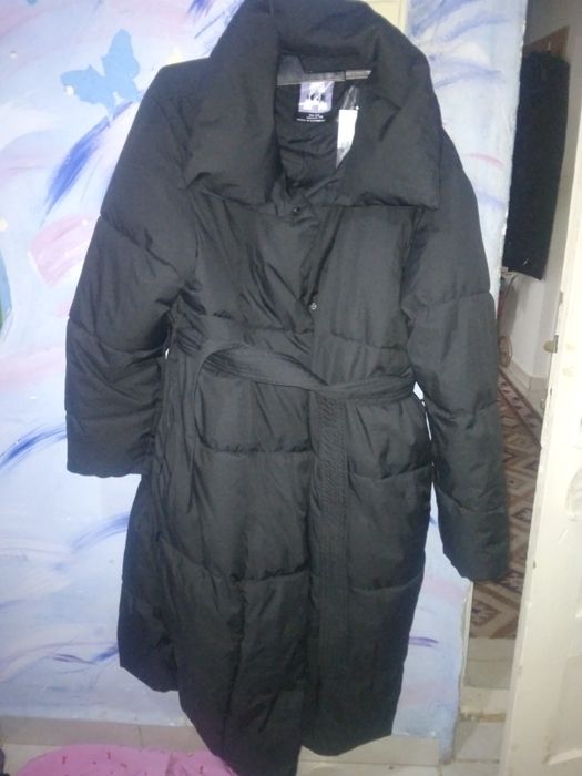 Geaca lunga neagră AMISU cu cordon în talie, umplutura fulgi nouă