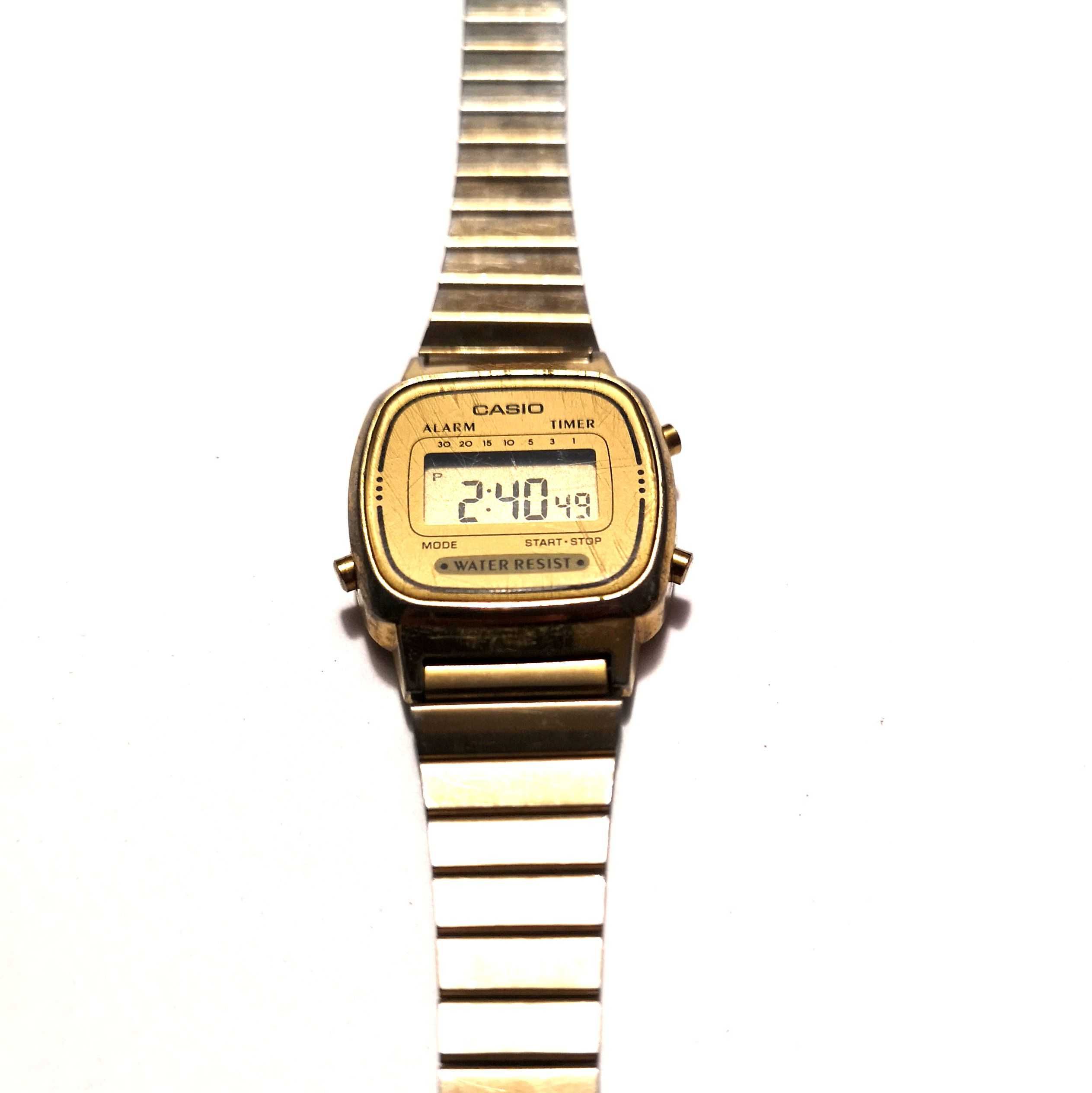 Vand ceas vintage Casio LA670W auriu, in perfecta stare de functionare