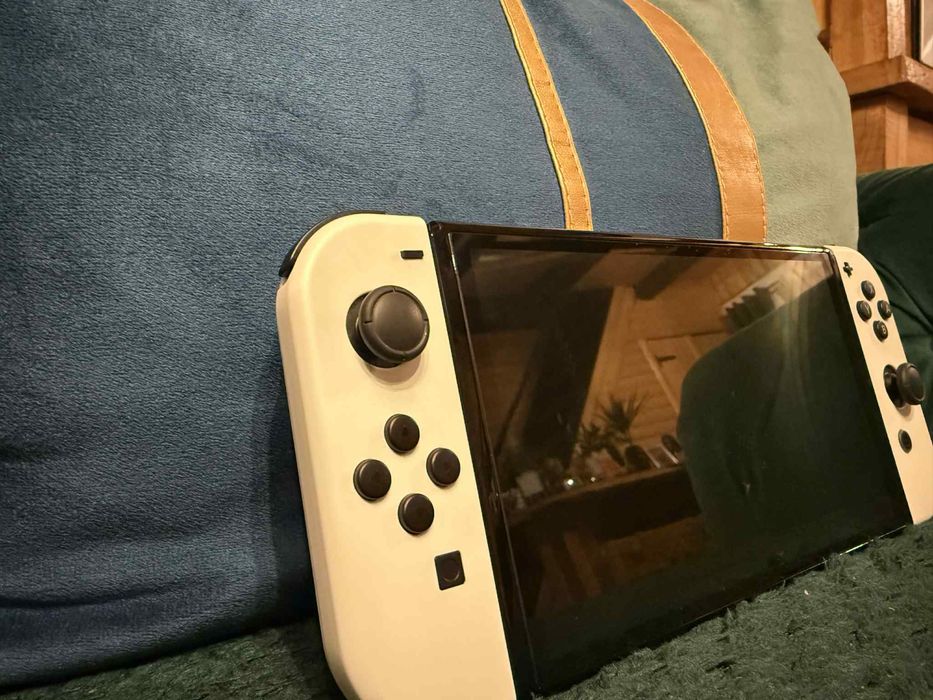 ANUNȚ DE VÂNZARE – Nintendo Switch OLED (White)