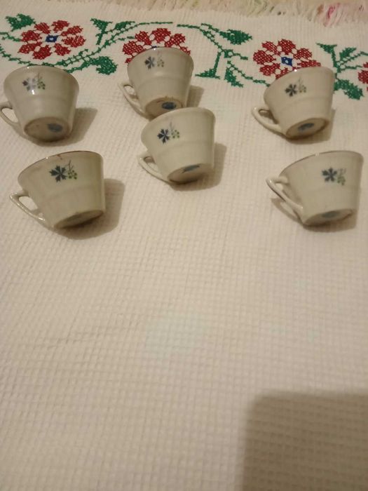 Сервиз от стари порцеланови ракиени чашки